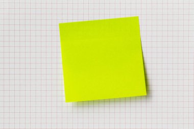 Kitap sayfalarında çıkartma notu olan beyaz kağıt yer imi.