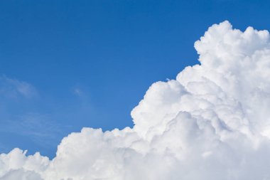 Mavi gökyüzü ve bulutlar üzerine metin eklemek için yer var. resim arkaplan web sitesi veya sanat tasarımı. Gökyüzü ile özgürlük.