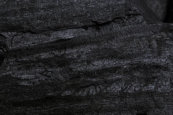 Yaşlı ağaçtan gelen doğal siyah kömür. Kışın ya da ev halkı için yüksek odun enerjisi kömürü.