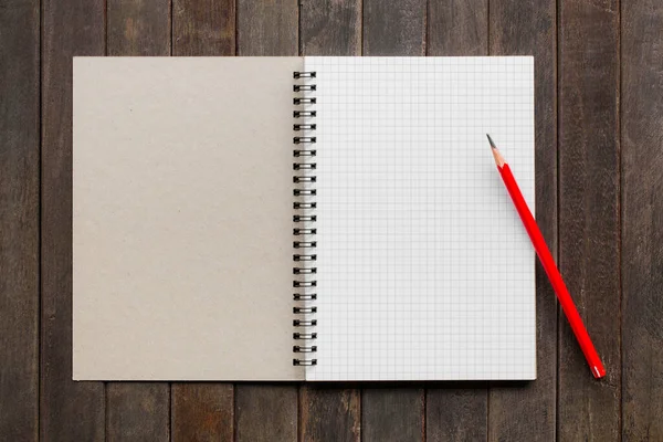 Kağıt üzerinde beyaz sayfalar ve kalemle defteri aç