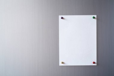 Buzdolabının kapısında soyut boş kağıtlar var. Metin eklemek için kağıt üzerine manyetik ataç.