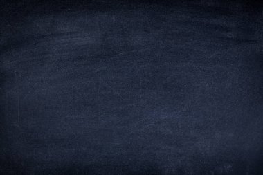 Tahtaya ya da karatahta dokusuna kazınmış soyut tebeşir. Arkaplan için okul tahtasını temizle ya da mesaj göndermek için alanı kopyala. Eğitim kavramlarının arkaplanı.