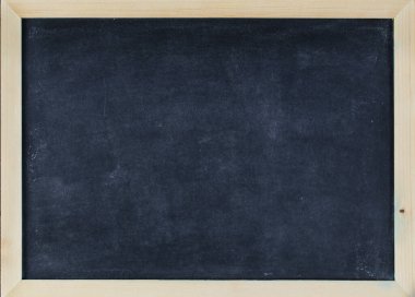 Tahtaya ya da karatahta dokusuna kazınmış soyut tebeşir. Arkaplan için okul tahtasını temizle ya da mesaj göndermek için alanı kopyala. Eğitim kavramlarının arkaplanı.