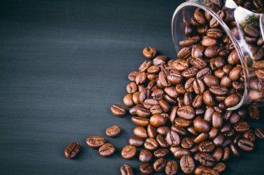 Arka plan için kavrulmuş kahve çekirdekleri. Metin eklemek için resim kopyalama alanı.