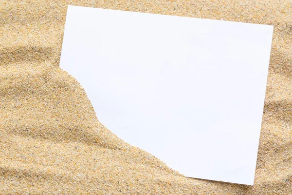 砂の上に空の空白の紙で夏のスタイル テキストを追加するためのホワイトカードの背景 背景夏のコンセプト — ストック写真