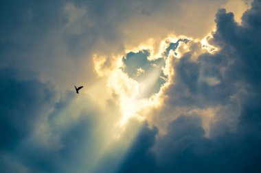 Sabah güneşiyle dramatik bir gökyüzü.