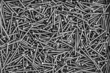 Yapışkan madde için insan elinin üzerine metal vida. Ev inşaatı için elektrikli matkap. Endüstriyel aksesuar.