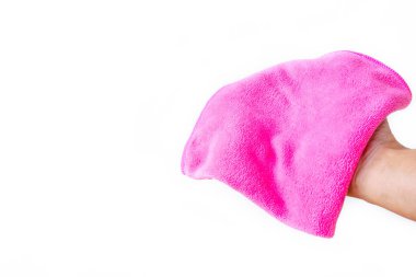 Beyaz üzerine pembe mikrofiber temizleme bezi tutan soyut erkek eli. Metin ya da sanat tasarımı eklemek için arkaplan kopyalama alanı.