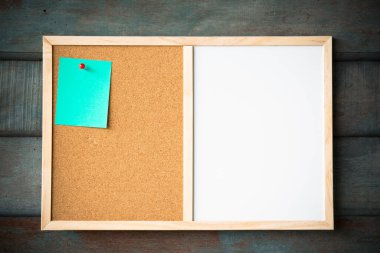 Tıpa panosundaki soyut kağıt raptiye. Metin veya tasarım web sitesi eklemek için boş notlar. çıkartma notu