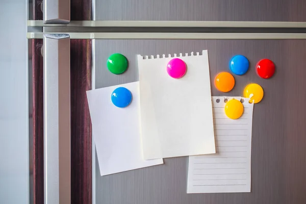 Stock image Empty paper sheet on refrigerator door. Note paper with color magnetic. Valentine send text love message.