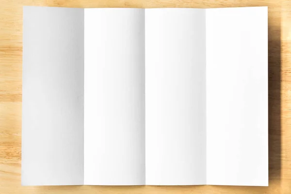 Tahta Masanın Üzerinde Beyaz Defteri Açık Sayfalar — Stok fotoğraf