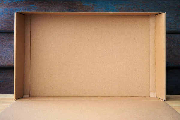 Streszczenie Wewnątrz Otwartego Kartonowego Pudełka Tło Lub Dodać Wiadomość Tekstową — Zdjęcie stockowe