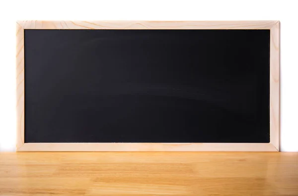 グラフィックスタンド製品 インテリアデザインやモンタージュのための木製の板表は 背景のチョークと空白の質感の黒板とあなたの製品を表示します 教育の概念 — ストック写真