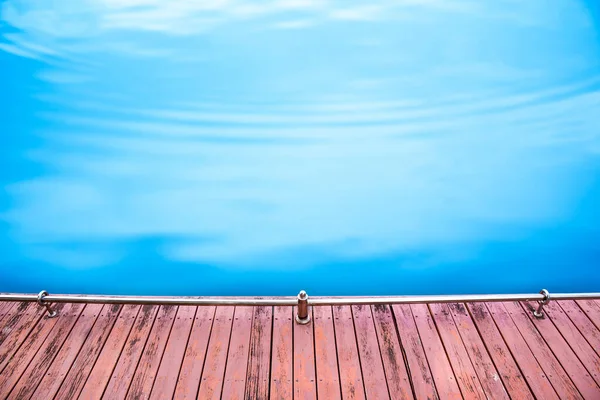 Abstrakt Přírodní Dřevěný Stůl Slunečním Světlem Vodním Jezerem Jezerním Parku — Stock fotografie