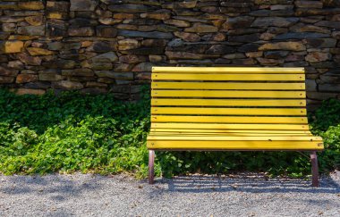 Soyut Sarı şezlonglar bahçede.