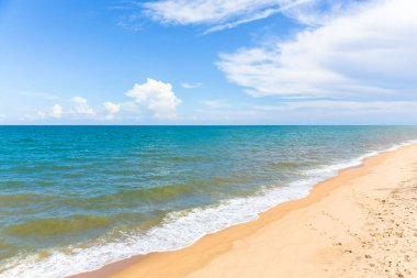 Sahil ve deniz yüzeyinde açık mavi deniz bulutları var. Okyanus küçük dalgaları olan manzara metin için su yansıtma alanı. Turizm, web sitesi ya da reklam için resim. Andaman Denizi, Tayland.