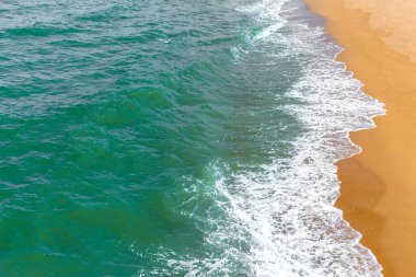 Sahil ve deniz yüzeyinde açık mavi deniz bulutları var. Okyanus küçük dalgaları olan manzara metin için su yansıtma alanı. Turizm, web sitesi ya da reklam için resim. Andaman Denizi, Tayland.