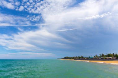 Sahil ve deniz yüzeyinde açık mavi deniz bulutları var. Okyanus küçük dalgaları olan manzara metin için su yansıtma alanı. Turizm, web sitesi ya da reklam için resim. Andaman Denizi, Tayland.