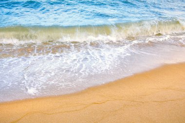 Sahil ve deniz yüzeyinde açık mavi deniz bulutları var. Okyanus küçük dalgaları olan manzara metin için su yansıtma alanı. Turizm, web sitesi ya da reklam için resim. Andaman Denizi, Tayland.