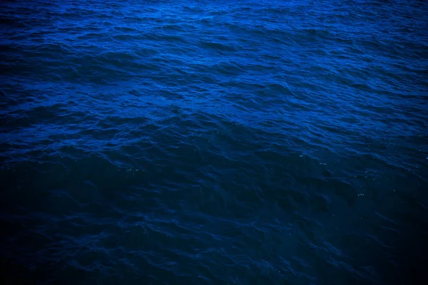 深蓝色海水表面背景 艺术作品的备份设计或添加文本消息 — 图库照片