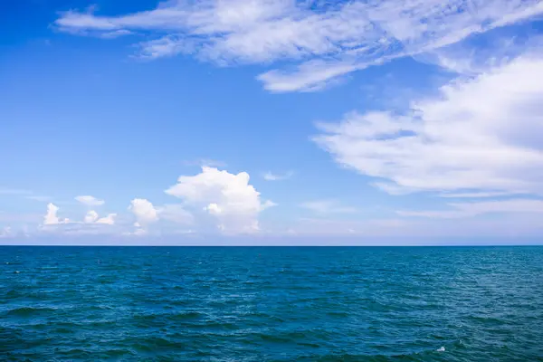 Derin Mavi Deniz Açık Gökyüzü Bulutlarıyla Yüzeyinde Okyanus Manzarası Küçük — Stok fotoğraf