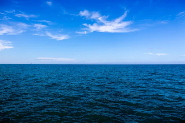 Powierzchnia Wody Głębokim Błękitnym Morzem Czystymi Chmurami Nieba Krajobraz Ocean — Zdjęcie stockowe