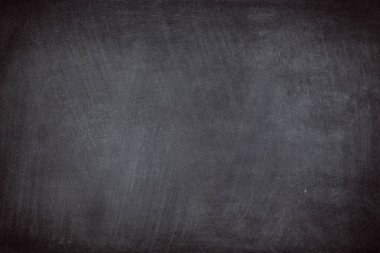 Tahtaya ya da karatahta dokusuna kazınmış soyut tebeşir. Arkaplan için okul tahtasını temizle ya da mesaj göndermek için alanı kopyala. Eğitim kavramlarının arkaplanı.
