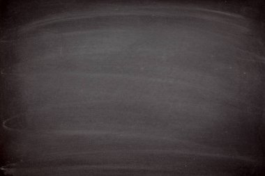 Tahtaya ya da karatahta dokusuna kazınmış soyut tebeşir. Arkaplan için okul tahtasını temizle ya da mesaj göndermek için alanı kopyala. Eğitim kavramlarının arkaplanı.