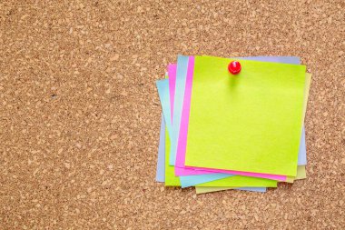 Tıpa panosundaki soyut kağıt raptiye. Metin veya tasarım web sitesi eklemek için boş notlar. çıkartma notu