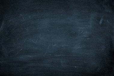 Tahtaya ya da karatahta dokusuna kazınmış soyut tebeşir. Arkaplan için okul tahtasını temizle ya da mesaj göndermek için alanı kopyala. Eğitim kavramlarının arkaplanı.
