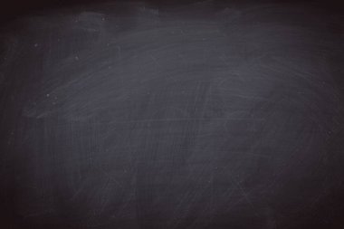 Tahtaya ya da karatahta dokusuna kazınmış soyut tebeşir. Arkaplan için okul tahtasını temizle veya metin iletisi eklemek için alanı kopyala.