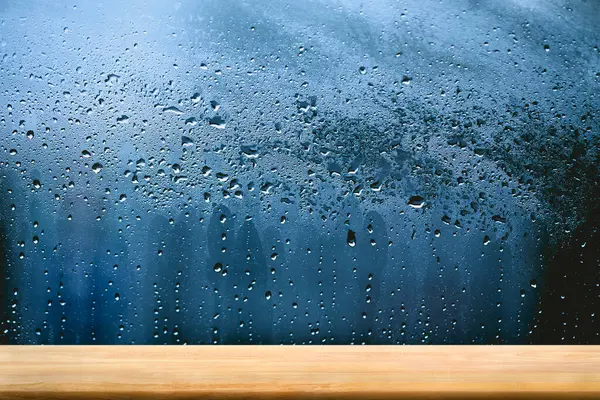 Pianale Tavolo Legno Con Gocce Pioggia Sul Vetro Della Finestra — Foto Stock