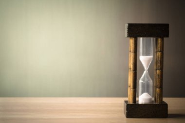 Kum saatinin klasik tonu. Metin eklemek için kopyalama alanı olan bir geri sayım kum saatinde geçen zaman.