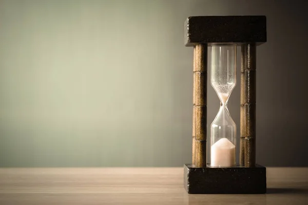 Hourglass의 빈티지 텍스트를 추가하기위한 공간이있는 카운트 글래스에서 시간을 — 스톡 사진