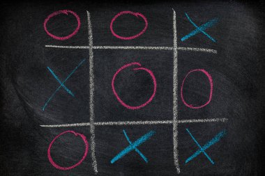 Soyut Tic Tac Toe oyun rekabet. XO Win Challecge kavramı kara tahta üzerinde