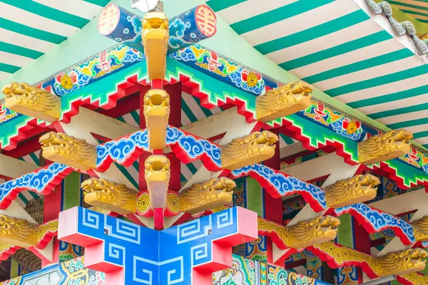 中国风格的双龙雕像坐落在中国庙宇的屋顶上 独立的白色背景 — 图库照片