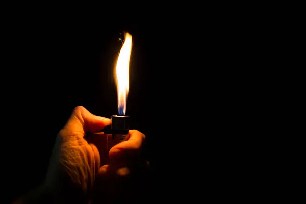 暗い背景のより軽い火花が付いている抽象的なぼやけの動きハンド — ストック写真