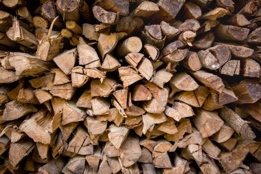 Ateş ve kış için odun. Ateş için çam.