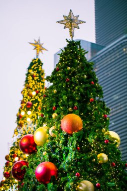 Dekorasyon için Noel arkaplanının klasik tonu. Xmas ya da Yeni Yıl 2022 arkaplan fotoğrafı.