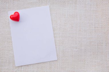 Soyut Sevgililer Günü, beyaz kumaş kumaş kumaş dokusu üzerine yazılı bir kağıt ya da metin mesajı ekle. Aşk konsepti.