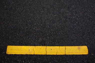 Sarı çizgili soyut asfalt yol yüzeyi. metin iletisi ya da tasarım sanatı için doku. Lojistik kavramı.