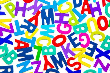 Başlangıç için tahta harfler İngilizce öğrenir. Renkli mektuplar çocuklar için oyuncak. İngilizce yazı tipi yap-boz. Eğitim konsepti öğrenme okulu.