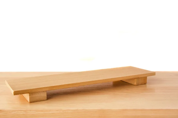 白色背景的木制桌子上的空寿司板 图架产品 室内设计或蒙太奇装饰用木板顶部视图显示您的产品 — 图库照片