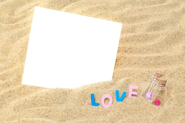 砂の上に空の空白の紙で夏のスタイル テキストを追加するためのホワイトカードの背景 背景愛バレンタイングリーティングカードコンセプト — ストック写真