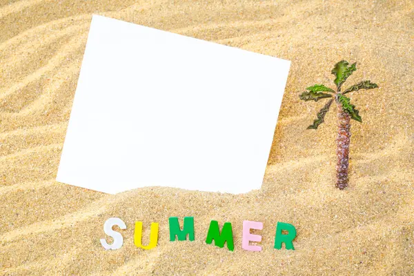 夏日风格与空白纸在海沙上 白卡背景用于添加文本 背对背夏季概念 — 图库照片