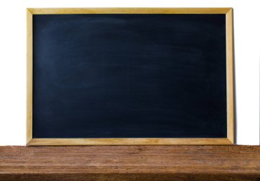 Tebeşir üzerindeki soyut doğal ahşap masa dokusu arka planda silinmiş: Grafik standı ürünü için ahşap üst görünüm, iç tasarım veya montaj ürününüzü gösterir. Eğitim kavramı.