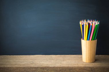 Eğitim konsepti karatahta üzerine okula geri döndü. Sanatsal tasarım reklamı veya metin iletisi eklemek için kopya alanı olan ahşap zemin.