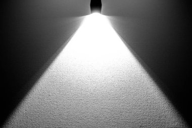 Arka plan için LED siyah el feneri. Beyaz dokudaki soyut spot ışıkları. Showcase premium ürünü eklemek veya metin iletisi eklemek için resim arkaplanı.
