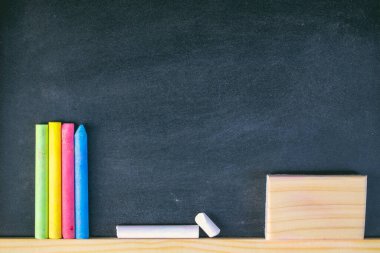 Tebeşir blackboard için arka plan üzerinde ovuşturdu. Tebeşir izleri olan boş boş siyah yazı tahtası