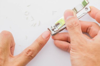 Adam beyaz arka planda tırnaklarını cımbızla kesiyor. Çivi bakımı illüstrasyonları Hijyenleri için.